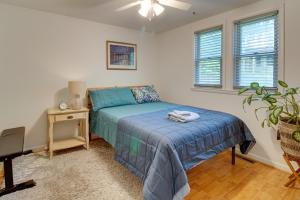 Schlafzimmer mit einem Bett, einem Tisch und Fenstern in der Unterkunft Maryland Vacation Rental Walk to Beach 