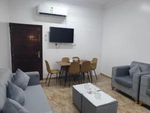 شقة مفروشة رقم 1 تبعد عن الحرم النبوي الشريف 3 كم في المدينة المنورة: غرفة معيشة مع أريكة وطاولة