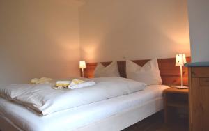 プレローにあるResi I2のベッドルーム1室(白いシーツと枕のベッド1台付)