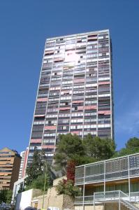 wysoki budynek z mnóstwem okien w obiekcie GEMELOS 15 TURIS - PREMIUM Apartamentos w mieście Benidorm +17 zdjęć
