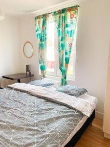 een bed in een slaapkamer met een raam met gordijnen bij Hässlebogården Turist & Konferens in Mariannelund