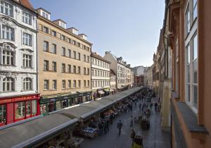 ulica miejska z ludźmi idącymi ulicą z budynkami w obiekcie Residence Corto Old Town w Pradze