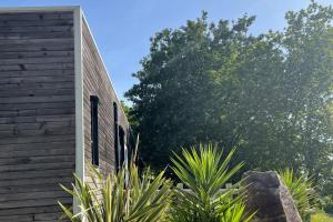 um edifício com plantas à sua frente em Cabañas Aventura Atalaia em Cotobade