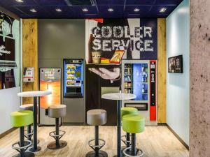 a restaurant withools and a vending machine with a cooler service at ibis budget Koblenz Nord in Mülheim-Kärlich