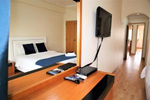 Habitación de hotel con cama y TV en Supreme Areeiro Luxury New, en Lisboa