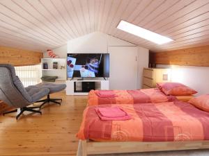 ブヴレにあるApartment La Perouse D1-2 by Interhomeのベッドルーム1室(ベッド2台、薄型テレビ付)