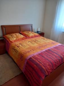Casa do Olival في فيلا فلور: سرير مع لحاف جميل في غرفة النوم
