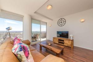 Μια τηλεόραση ή/και κέντρο ψυχαγωγίας στο Horizon Bay 1505 by HMH