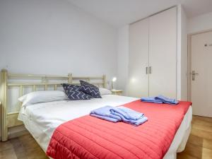 เตียงในห้องที่ Apartment Platja de Roses-1 by Interhome