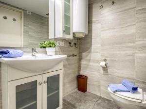 ein Badezimmer mit Waschbecken und Toilette in der Unterkunft Apartment Platja de Roses-1 by Interhome in Roses