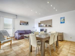 ein Esszimmer und ein Wohnzimmer mit Tisch und Stühlen in der Unterkunft Apartment Platja de Roses-1 by Interhome in Roses