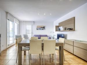 eine Küche und ein Esszimmer mit Tisch und Stühlen in der Unterkunft Apartment Platja de Roses-1 by Interhome in Roses