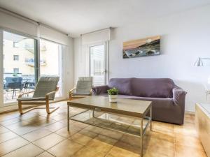 ein Wohnzimmer mit Sofa und Tisch in der Unterkunft Apartment Platja de Roses-1 by Interhome in Roses + 19 Fotos