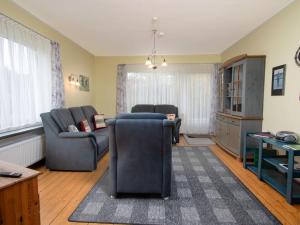 Holiday Home Kleen by Interhome في نوردين: غرفة معيشة مع كرسيين وأريكة