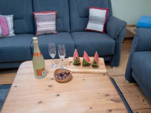 Holiday Home Kleen by Interhome في نوردين: زجاجة من الشمبانيا وكأسين على طاولة القهوة
