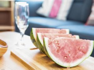 zwei Scheiben Wassermelone auf einem Tisch mit einem Glas in der Unterkunft Holiday Home Kleen by Interhome in Norden + 38 Fotos