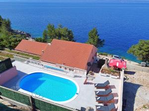 een huis met een zwembad aan de oceaan bij Holiday Home Damjanović by Interhome in Prigradica