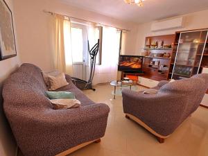 salon z dwoma krzesłami i telewizorem w obiekcie Holiday Home Damjanović by Interhome w mieście Prigradica +13 zdjęć
