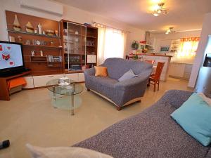 salon z kanapą i stołem w obiekcie Holiday Home Damjanović by Interhome w mieście Prigradica
