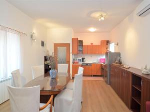 Dapur atau dapur kecil di Apartment Franko 2 by Interhome