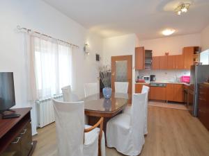 cocina y comedor con mesa y sillas en Holiday Home Franko 2 - MDN185 by Interhome, en Ližnjan