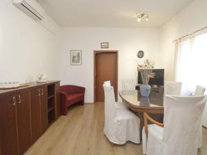 Televízia a/alebo spoločenská miestnosť v ubytovaní Apartment Franko 2 by Interhome + 22 fotografií