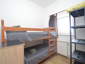 Katil dua tingkat atau katil-katil dua tingkat dalam bilik di Apartment Franko 2 by Interhome