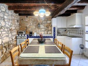 Kuchyňa alebo kuchynka v ubytovaní Holiday Home Erika by Interhome
