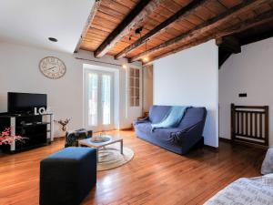 Televízia a/alebo spoločenská miestnosť v ubytovaní Holiday Home Erika by Interhome