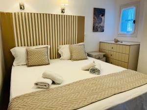 Postel nebo postele na pokoji v ubytování Navy Blue Suites