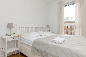 Un dormitorio blanco con una cama blanca y una ventana en Modern Apartment Stalowa 2 bedrooms & Parking by Renters, en Varsovia