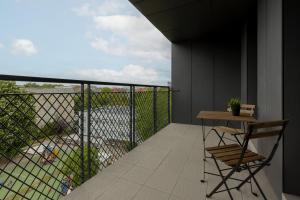 balcón con mesa, sillas y vistas en Modern Apartment Stalowa 2 bedrooms & Parking by Renters, en Varsovia
