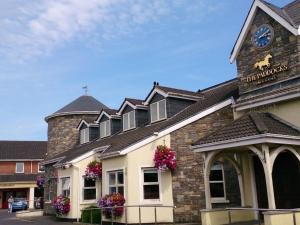 een gebouw met een klok aan de zijkant bij Guest house in Dublin in Cluain Aodha