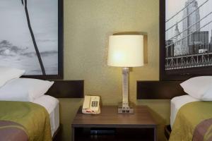 Postel nebo postele na pokoji v ubytování Super 8 by Wyndham Seguin