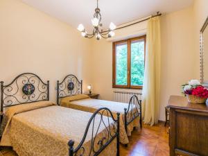 Badia AgnanoにあるApartment Rosa by Interhomeのベッドルーム1室(ベッド2台、窓付)