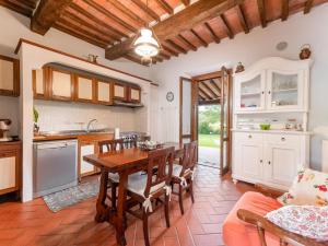 GabellinoにあるHoliday Home Alighiero II by Interhomeのキッチン、ダイニングルーム(木製テーブル付)