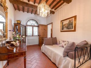 een woonkamer met een bank en een tafel bij Holiday Home Alighiero II by Interhome in Gabellino