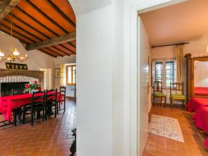 un soggiorno con tavolo e sedie rossi di Apartment Fattoria Petraglia - Padronale by Interhome a Monteriggioni Altre 53 foto