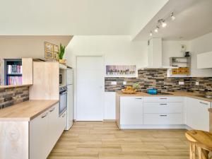 Η κουζίνα ή μικρή κουζίνα στο Holiday Home Orphée - TGM108 by Interhome