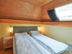 um quarto com uma cama num quarto com uma janela em Holiday Home Sigi by Interhome em Frankenau