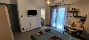 sala de estar con mesa y nevera en HoneyBee 3 - Cozy studio in the center of Athens en Athens