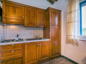 モンテリッジョーニにあるApartment Fattoria Petraglia - Di Mezzo - MTG202 by Interhomeのキッチン(木製キャビネット、シンク、窓付)