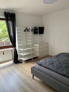 sypialnia z łóżkiem i półką na książki w obiekcie Moselflair w mieście Bernkastel-Kues