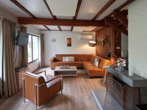 uma sala de estar com um sofá e uma mesa em Holiday Home Am Sternberg 4 by Interhome em Frankenau