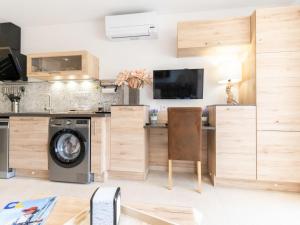 エンプリアブラバにあるApartment Sant Maurici-22 by Interhomeのキッチン(洗濯機、テーブル付)