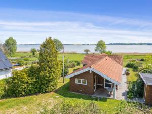 an overhead view of a house with a view of the water at Holiday Home Brunman - 10m to the inlet in Sealand by Interhome in Grevinge
