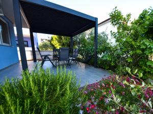 Vonkajšia záhrada v ubytovaní Apartment Mare by Interhome