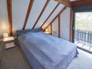 1 dormitorio con cama grande y ventana grande en Holiday Home Am Sternberg 16 by Interhome, en Frankenau