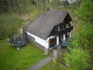 una vista aérea de una casa pequeña con techo en Holiday Home Am Sternberg 16 by Interhome, en Frankenau