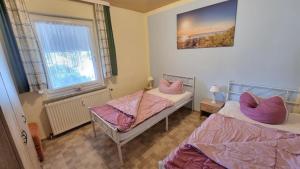 Postel nebo postele na pokoji v ubytování Ferienwohnung „Ostsee“ über zwei Etagen in Ückeritz